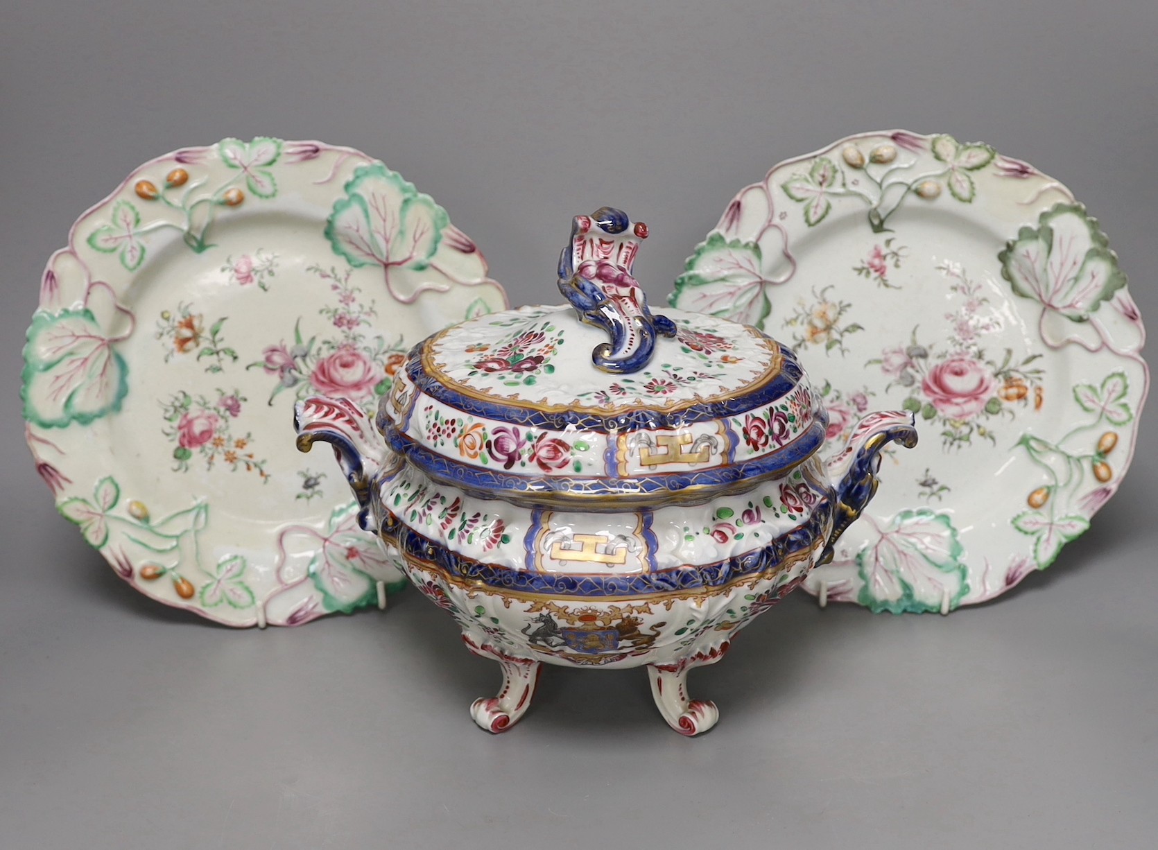 A Sampson lidded tureen and a pair of Chelsea dishes, dish diameter 23cm